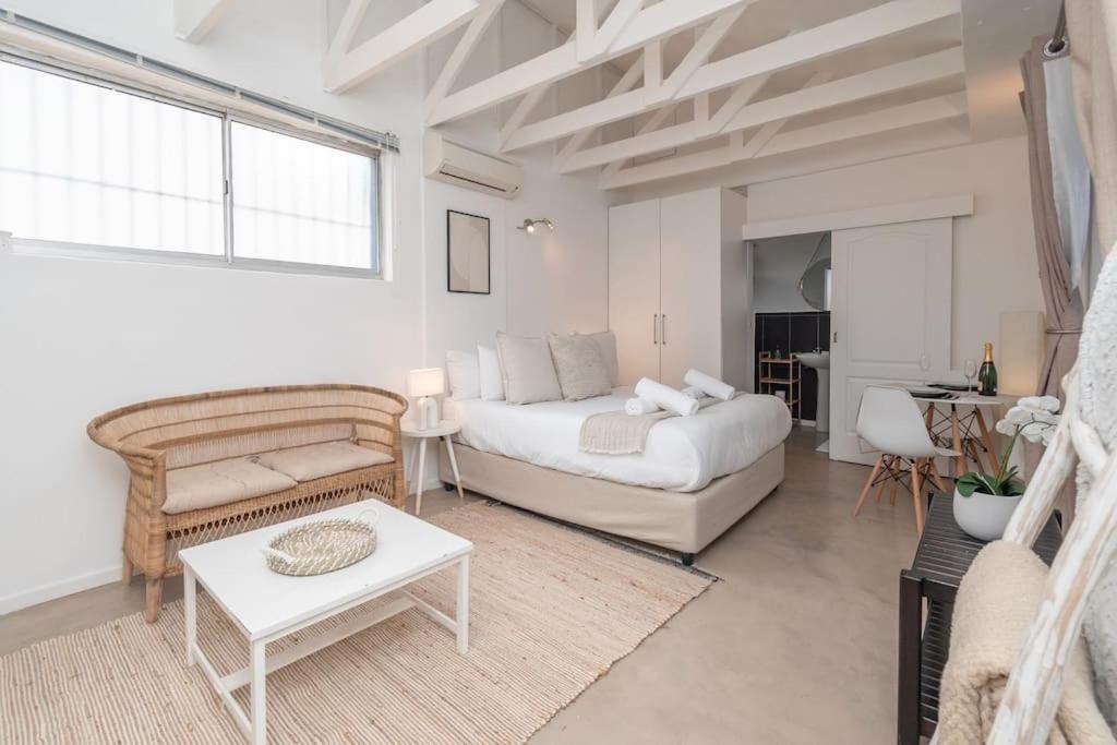 Bohemian, Neutral Close To Promenade Apartment Cape Town