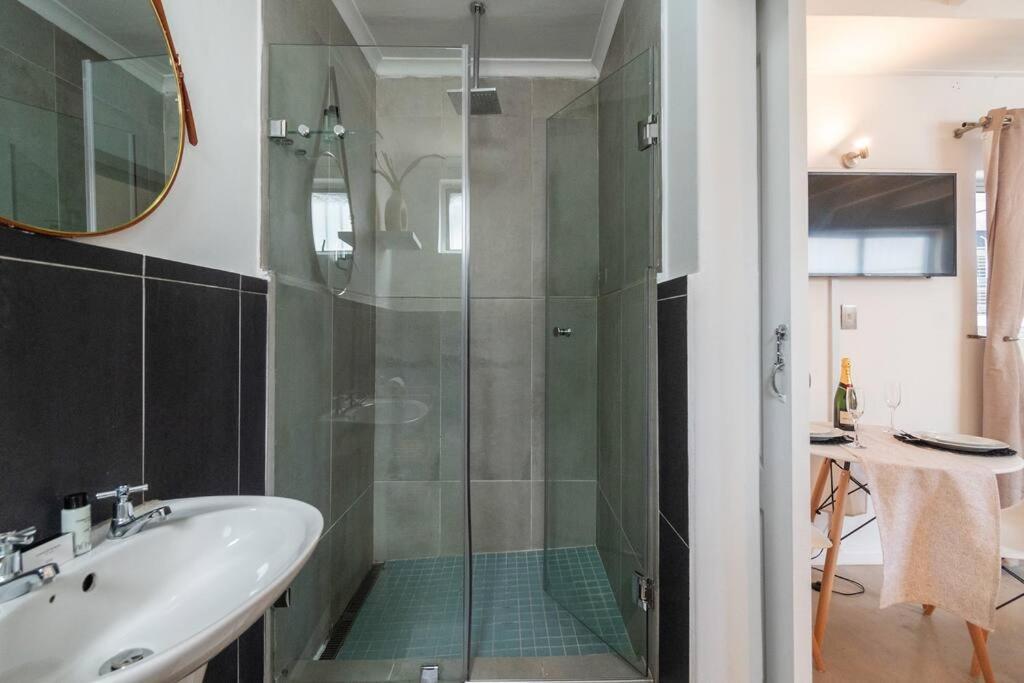 Bohemian, Neutral Close To Promenade Apartment *
