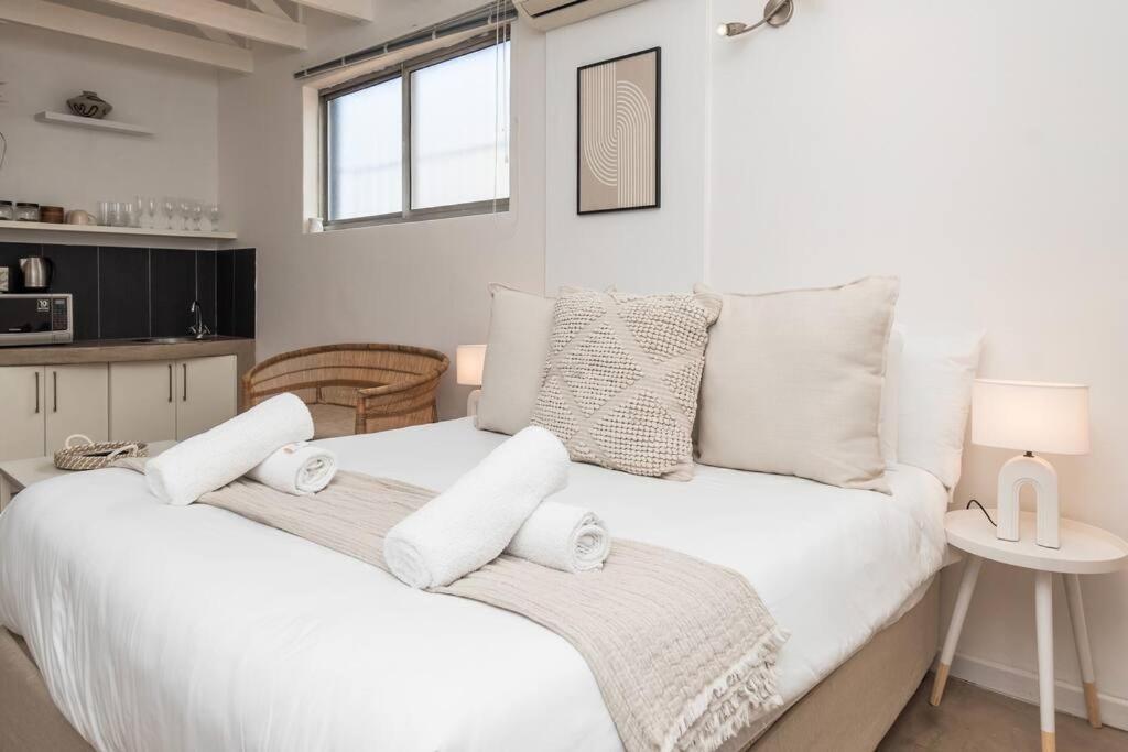 Bohemian, Neutral Close To Promenade * Cape Town