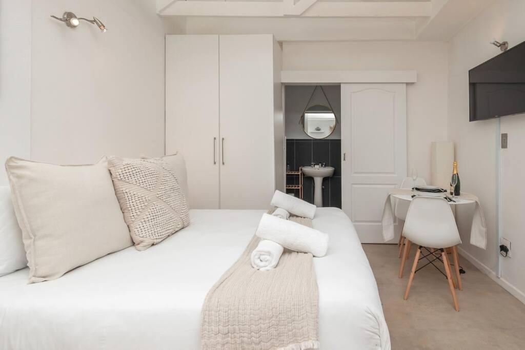 Bohemian, Neutral Close To Promenade Apartment